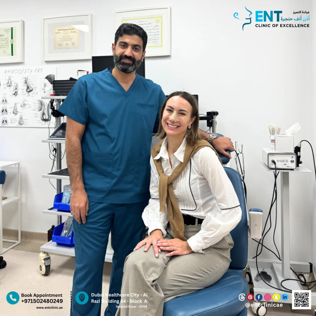 التعافي بعد عملية تجميل الأنف: اليوم السابع بعد عملية تجميل الأنف مع الدكتور حاتم دالاتي في دبي. تمت إزالة الجبيرة الأنفية، مما أظهر النتائج الأولية مع تحسن في شكل الأنف وتحديده.