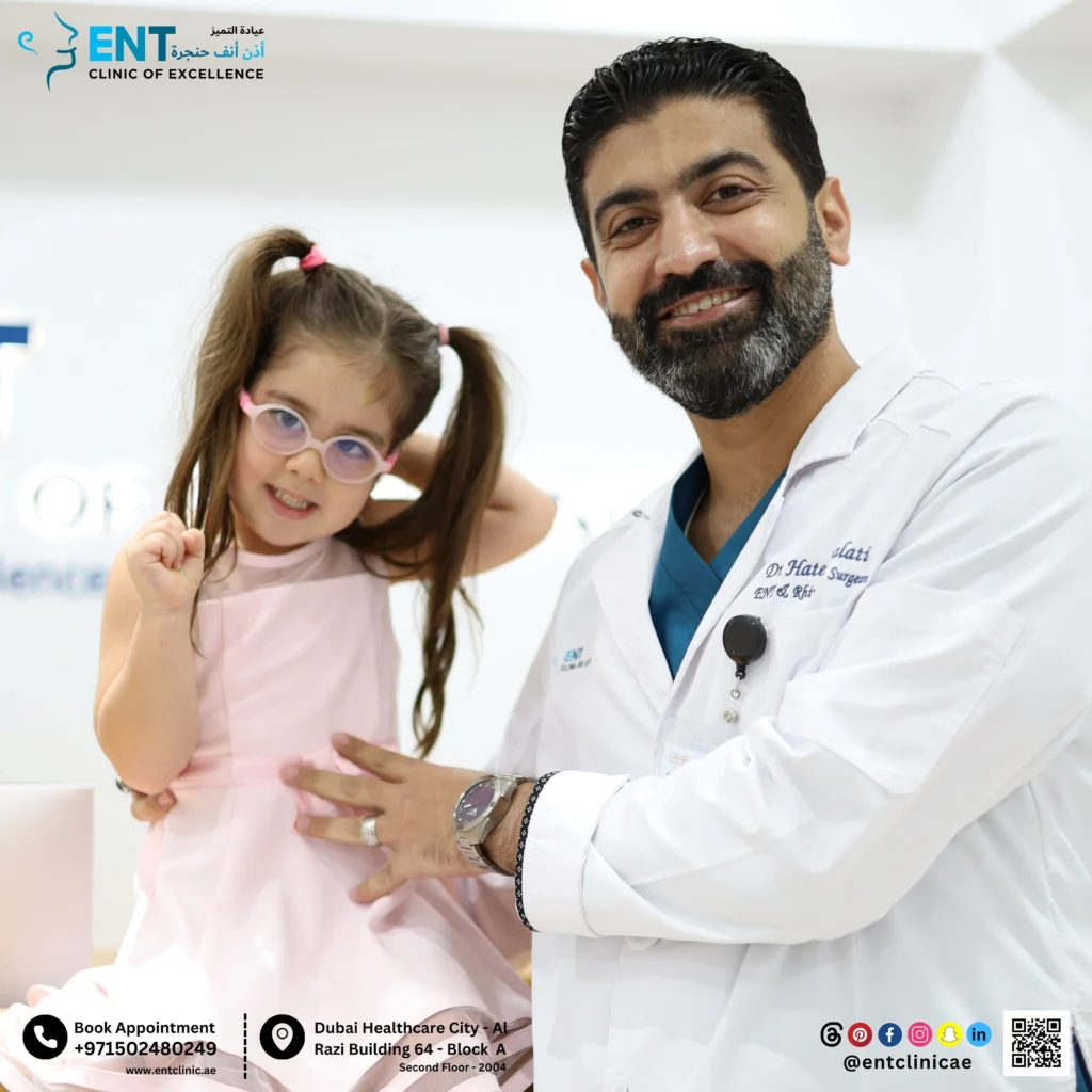 طفل مع د. حاتم دلاتي بعد جراحة الكوبليشن للأنف والأذن والحنجرة في دبي